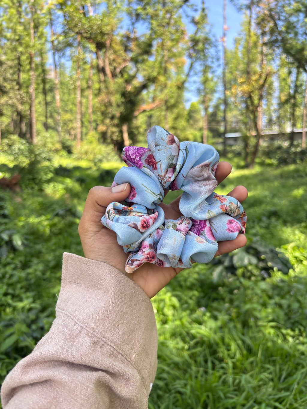 Frosted Floral Scrunchie 💙