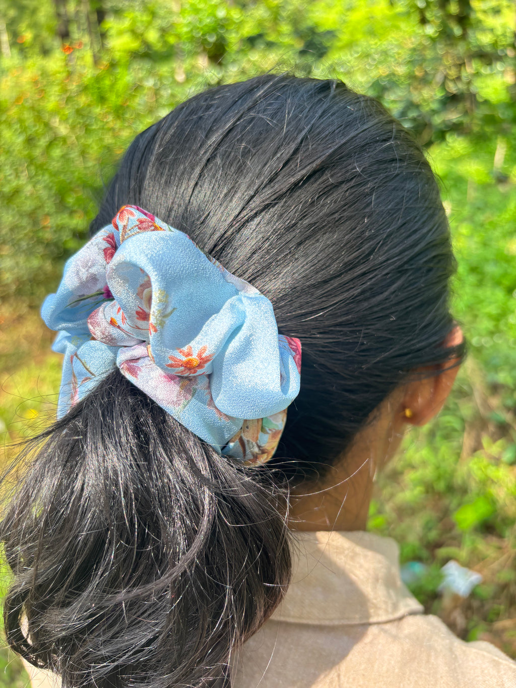 Frosted Floral Scrunchie 💙