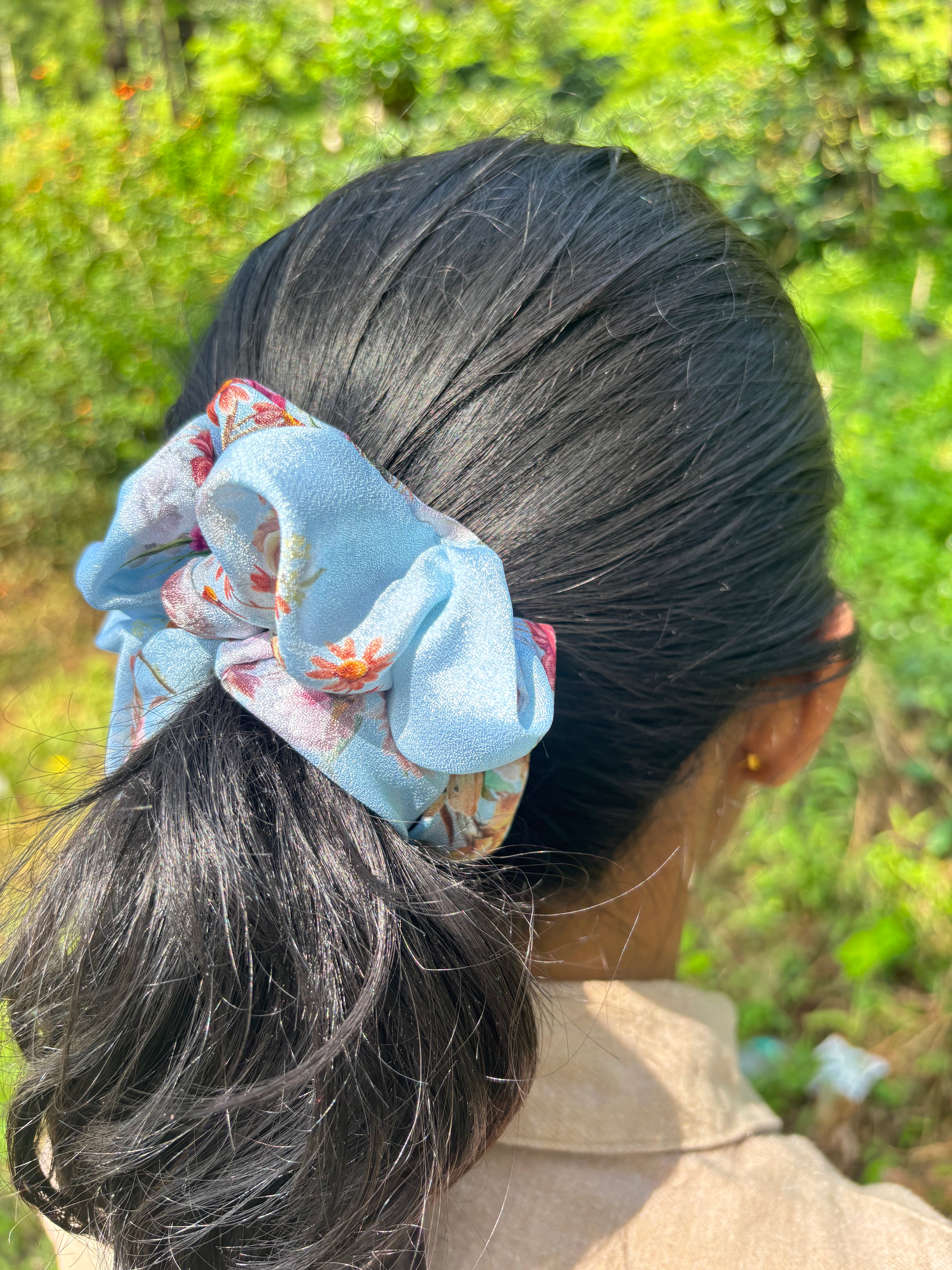 Frosted Floral Scrunchie 💙