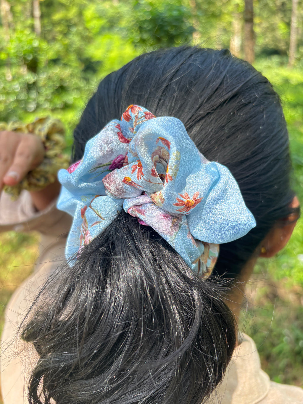 Frosted Floral Scrunchie 💙